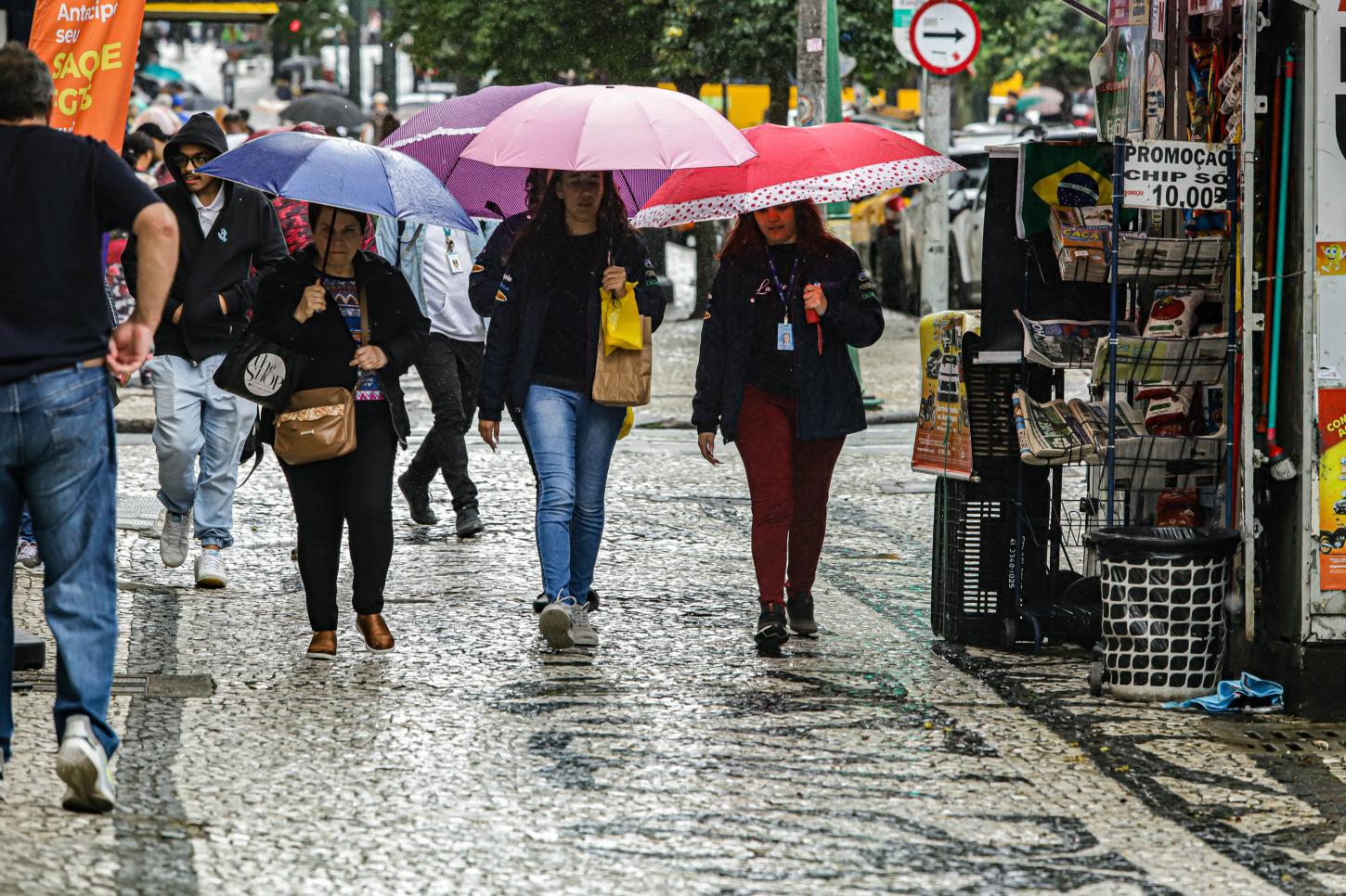 Chuva e queda de temperatura: chegada de frente fria muda o tempo na metade Sul do Paraná