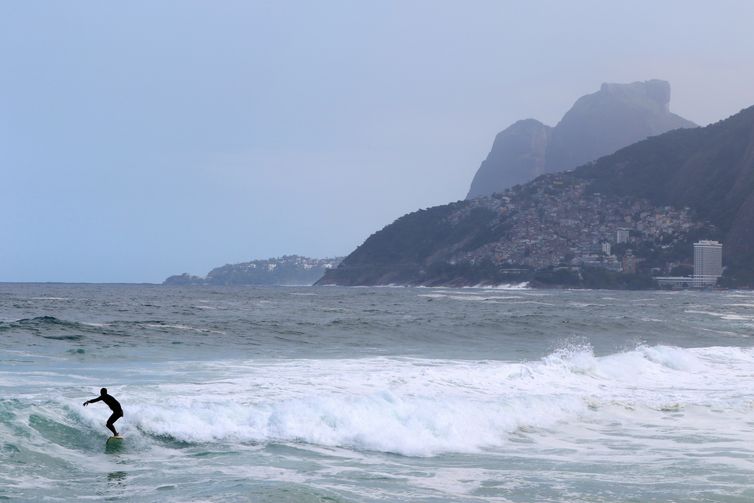 Fim de semana no Rio terá mar de ressaca e frente fria